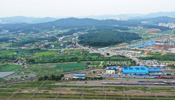 [의왕=뉴시스] 김종택기자 = 정부는 30일 2·4공급대책 발표 당시 예고했던 신규 공공택지 3차 입지로 의왕·군포·안산, 화성 진안, 인천 구월, 화성 봉담 등 수도권 7곳과 지방권에 대전 죽동, 세종 조치원 등 3곳 등 총 10곳을 확정해 발표했다. 이중 의왕·군포·안산과 화성 진안은 신도시 규모의 택지로 개발해 각각 4만1000가구, 2만9000가구의 주택을 공급할 계획이다. 사진은 신도시급 신규택지가 조성될 경기도 의왕시 초평동 일대 모습. 2021.08.30.jtk@newsis.com