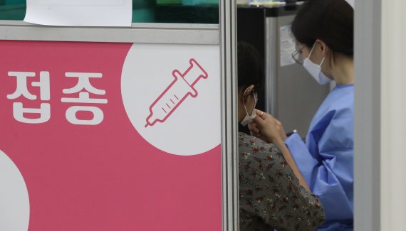 서울의 한 예방접종센터에서 한 여성이 코로나 백신 접종을 기다리고 있다.<div id='ad_body3' class='mbad_bottom' ></div> /사진=뉴스1