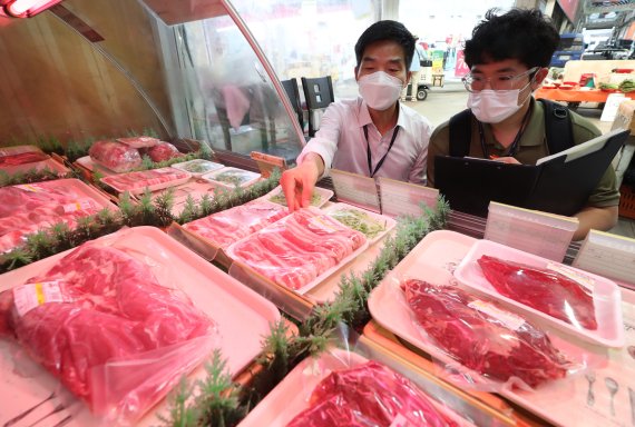 (안양=뉴스1) 김영운 기자 = 경기도 안양시 만안구 안양남부시장에서 국립농산물품질관리원 경기지원 기동단속반 직원들이 추석 대비 원산지 표시 단속을 하고 있다. 8.30