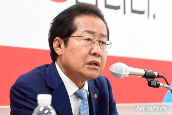 국민의힘 홍준표 대선 예비후보가 30일 오후 제주시 연동 국민의힘 제주도당에서 열린 기자간담회에 참석해 답변하고 있다. 2021.08.30. [뉴시스]