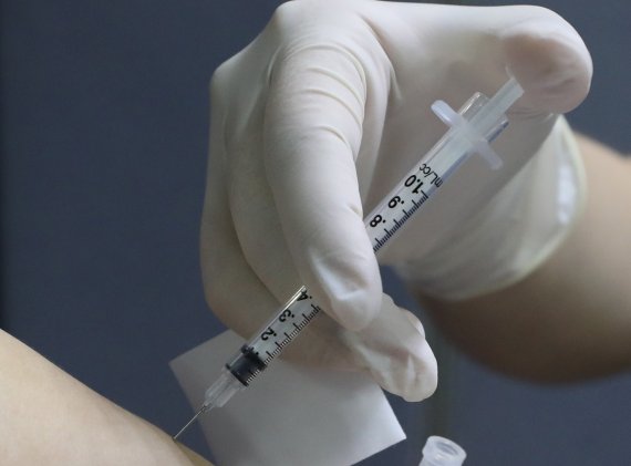 서울의 한 코로나19 예방접종센터에서 의료진이 코로나 접종 대상자에게 백신을 접종하고 있다. /사진=뉴시스
