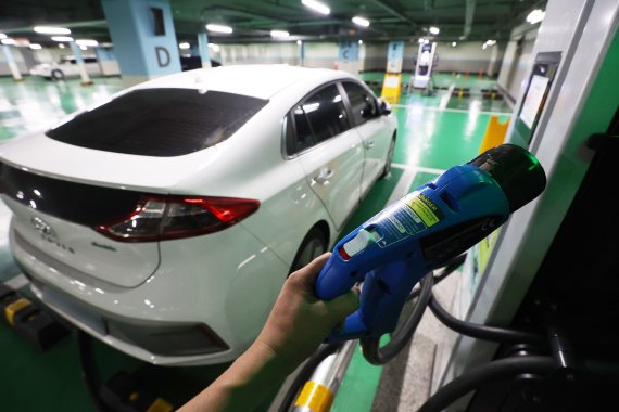 전기車 충전 방해 단속 강화... 현장적발 한계 실효성 의문