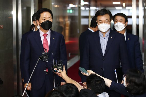 윤호중 더불어민주당 원내대표와 김기현 국민의힘 원내대표가 30일 오후 서울 여의도 국회의장실에서 회동을 마친 뒤 취재진의 질문에 답하고 있다.2021.8.30/뉴스1.