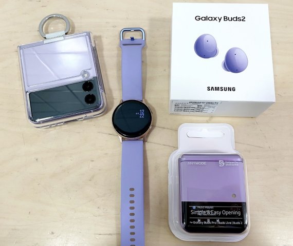 삼성전자의 갤럭시Z플립3를 구매한 소비자가 갤럭시워치4와 갤럭시버즈2 케이스도 똑같은 색상으로 구매했다. <출처=중고나라 갈무리> © 뉴스1