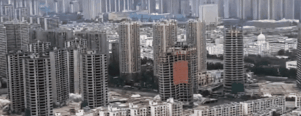 중국 쿤밍시에서 새 아파트 14개동이 한꺼번에 폭파되고 있다./ 영상=쿤밍TV 웨이보