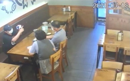 지난 7월 중국인 직원이 점주에게 동영상을 보여주며 협박을 하고 있는 모습이 CCTV에 찍혔다. 가장맛있는족발 본사 홈페이지