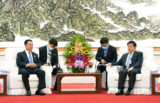 리룡남 중국 북한대사(왼쪽)와 자오커즈 중국 공안부장이 30일 베이징에서 회동하고 있다. 중국 공안부 홈페이지.
