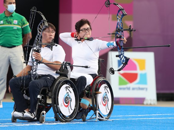 [서울=뉴시스] 조수정 기자 = 2020 도쿄패럴림픽 양궁 대한민국 대표팀 김옥금, 구동섭(왼쪽)이 28일 일본 도쿄 유메노시마공원 양궁장에서 열린 혼성 단체전에서 18강 경기를 치르고 있다. (사진=대한장애인체육회 제공) 2021.08.28. photo@newsis.com *재판매 및 DB 금지