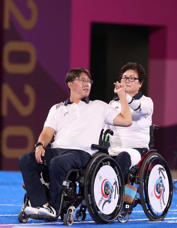 [서울=뉴시스] 조수정 기자 = 2020 도쿄패럴림픽 양궁 대한민국 대표팀 김옥금, 구동섭(왼쪽)이 28일 일본 도쿄 유메노시마공원 양궁장에서 열린 혼성 단체전 3,4위전을 치르며 서로 응원 하고 있다. (사진=대한장애인체육회 제공) 2021.08.28. photo@newsis.com *재판매 및 DB 금지