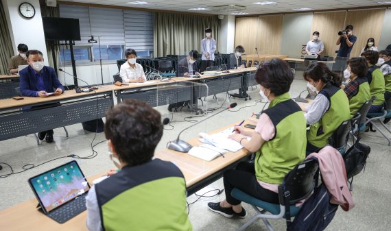 지난 30일 오후 서울 영등포구 의료기관평가인증원에서 보건복지부와 보건의료노조 참석자들이 제12차 노정 실무교섭을 진행하고 있다. (공동취재사진) 뉴시스 제공.