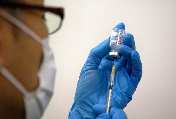 FILE PHOTO: Medical staff prepare Moderna coronavirus (COVID-19) vaccine to be administered at newly-opened mass vaccination centre in Tokyo, Japan, May 24, 2021. Carl Court/Pool via REUTERS/File Photo /REUTERS/뉴스1 /사진=뉴스1 외신화상