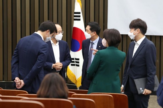 언론중재법 처리와 관련해 윤호중 더불어민주당 원내대표와 회동을 마친 김기현 국민의힘 원내대표가 31일 오전 서울 여의도 국회에서 비공개로 열린 현안 긴급보고에 앞서 이준석 대표, 추경호 원내수석부대표 등과 대화를 하고 있다.<div id='ad_body3' class='mbad_bottom' ></div>사진=박범준 기자