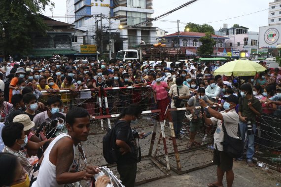 [양곤(미얀마)=AP/뉴시스]지난달 30일(현지시간) 미얀마 양곤의 인세인 교도소 밖에서 수감자들의 석방을 기다리고 있는 주민들. 2021.07.01.photo@newsis.com /사진=뉴시스