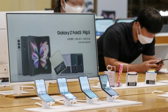 8월 17일 서울 서초구 삼성 딜라이트샵에서 시민들이 이날부터 예약판매를 시작한 갤럭시Z폴드3와 갤럭시Z플립3를 살펴보고 있다. 삼성전자가 17일부터 23일까지 일주일간 '갤럭시Z폴드3'와 '갤럭시Z플립3'의 온·오프라인 예약판매를 실시한다. 갤럭시Z폴드3의 가격은 256기가바이트(GB) 모델이 199만8700원, 512GB 모델이 209만7700원이며, 갤럭시Z플립3는 125만4000원이다. 2021.8.17/뉴스1 © News1 민경석 기자