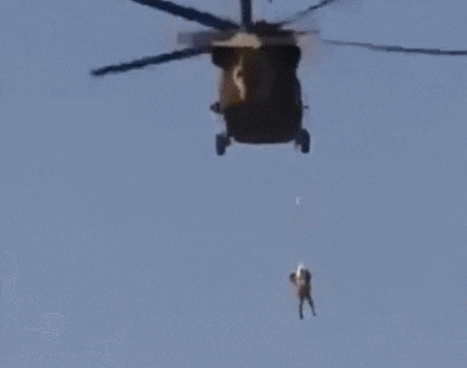 [영상] 사람을 매단채 하늘 나는 블랙호크 헬기..잔혹한 탈레반