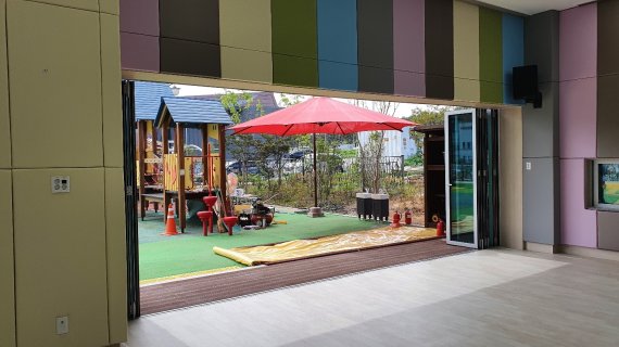 [진주=뉴시스] 진주 도담어린이집 실외놀이마당과 연결된 실내놀이터. *재판매 및 DB 금지
