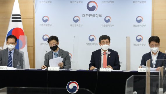 [서울=뉴시스] 김명원 기자 = 안도걸 기획재정부 제2차관이 31일 서울 종로구 정부서울청사 합동브리핑실에서 공공기관 경영평가제도 개선방안에 대한 브리핑을 하고 있다. 왼쪽부터 배근호 한국조세재정연구원 공공기관연구센터 소장, 김준기 서울대 교수, 안도걸 차관, 김윤상 기획재정부 공공정책국장. 2021.08.31. kmx1105@newsis.com