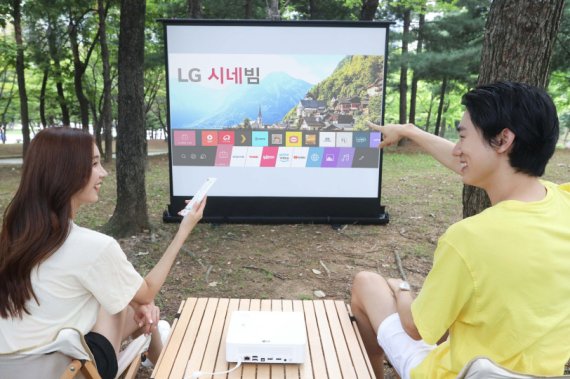 LG전자는 고화질과 휴대성을 갖춘 ‘LG 시네빔’ 프로젝터 신제품을 출시했다고 1일 밝혔다. LG전자 모델들이 LG 시네빔을 조작하고 있다. LG전자 제공