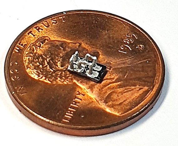 [연구그림] 직경이 약 1.9mm인 1센트 동전 위에 올려진 초소형 열전 모듈의 모습. 전자 기기에서 발생하는 열을 전기로 바꾸는 기능이 있어 초소형 전자기기에 적용이 가능하다.