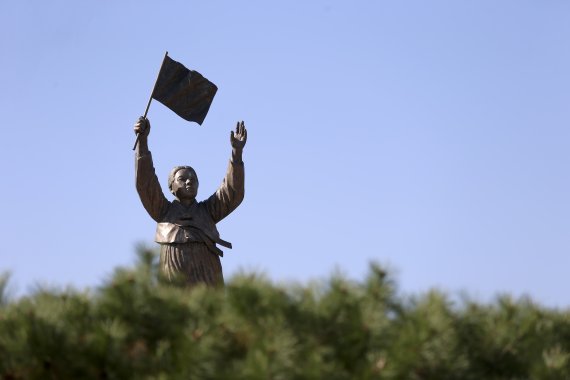 【천안=뉴시스】 이종익 기자 =유관순 열사의 고향인 충남 천안시 동남구 병천면의 기념관에 설치된 유 열사의 동상이 파란 하늘에 대한독립 만세를 외치고 있다. 뉴시스DB.