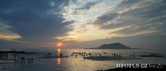 해질 무렵 제주 협재해수욕장 [사진=제주관광공사 제공]