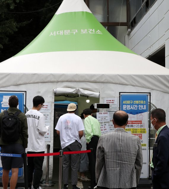 [서울=뉴시스] 백동현 기자 = 코로나19 신규 확진자가 2,025명으로 집계된 1일 오전 서울 서대문구보건소에 마련된 선별진료소에 시민들이 검사를 받기 위해 대기하고 있다. 2021.09.01. livertrent@newsis.com