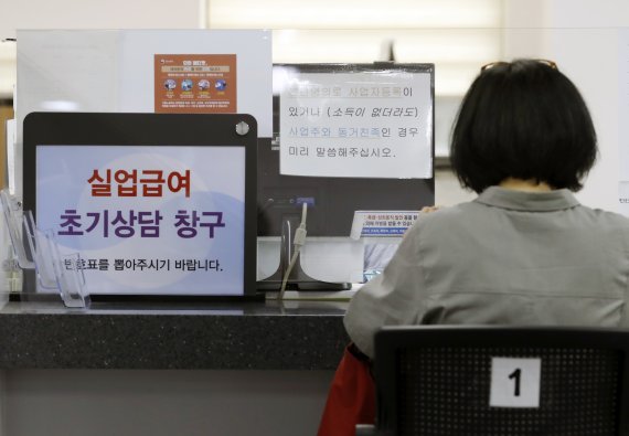 [서울=뉴시스]고승민 기자 = 지난달 13일 서울서부고용복지플러스센터를 찾은 구직자가 상담을 하고 있다. 2021.07.13. kkssmm99@newsis.com