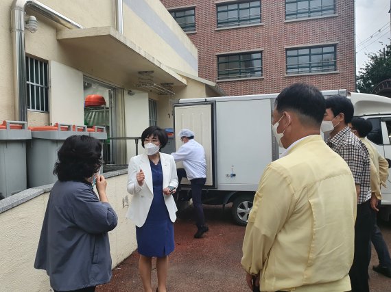 김정희 교육장이 먹거리통합지원센터 시범운영 첫날 급식소 검수 현장을 참관하고 있다. *재판매 및 DB 금지