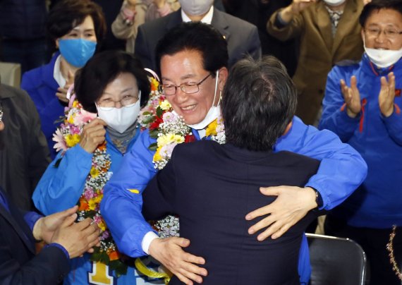 [청주=뉴시스]4·15 총선에서 충북 청주 상당 선거구에 출마한 더불어민주당 정정순 후보와 부인 오현숙 여사가 당선이 유력하자 선거사무소에서 지지자들과 함께 환호하고 있다. photo@newsis.com