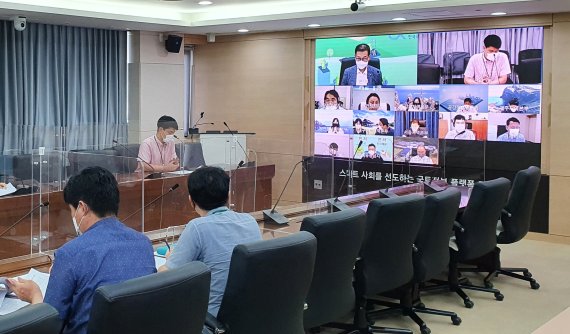 LX공사 청렴확산 협의체 회의가 지난 8월31일 LX본사 7층 회의실에서 열렸다. 이 자리에서 위원들은 '두려움 없는 조직'의 책을 읽고 내부 조직 문화에 대해 이야기를 나누고 있다.(LX공사 제공)2021.9.1/뉴스1