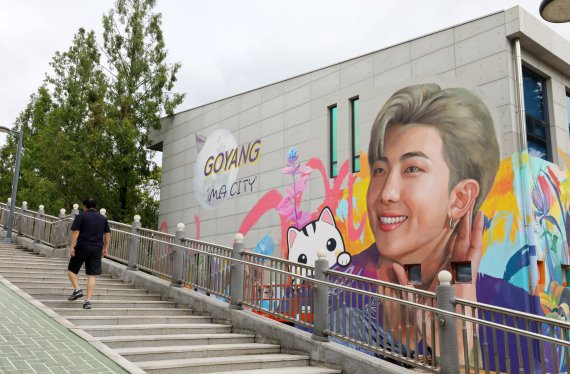 [고양=뉴시스] 배훈식 기자 = 1일 오후 경기 고양시 고양관광정보센터 외벽에 글로벌 아티스트 그룹 방탄소년단(BTS) 리더 RM(랩몬스터)의 벽화가 그려져 있다. 고양시는 BTS 팬클럽 아미(ARMY)와 협력해 RM의 생일인 이달 12일에 가로 18m, 세로 12m 규모의 RM 대형 벽화와 함께 포토존 등을 완성할 계획이다. 2021.09.01. dahora83@newsis.com