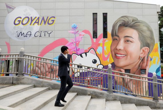 [고양=뉴시스] 배훈식 기자 = 1일 오후 경기 고양시 고양관광정보센터 외벽에 글로벌 아티스트 그룹 방탄소년단(BTS) 리더 RM(랩몬스터)의 벽화가 그려져 있다. 고양시는 BTS 팬클럽 아미(ARMY)와 협력해 RM의 생일인 이달 12일에 가로 18m, 세로 12m 규모의 RM 대형 벽화와 함께 포토존 등을 완성할 계획이다. 2021.09.01. dahora83@newsis.com