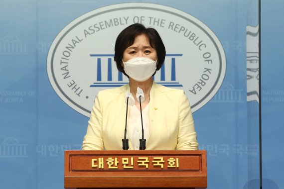 정의당 대선 경선 후보인 이정미 전 대표가 1일 서울 여의도 국회 소통관에서 정책 공약을 발표하고 있다. 이 전 대표는 사업장 면적에 비례한 ‘종일 총 이용인원 제한제’ 실시 등 소상공인·자영업자 지원 정책 공약을 내걸었다. 뉴스1