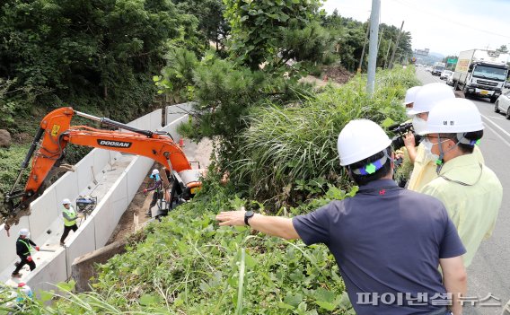 [fn포토] 안동우 제주시장, 애조로 배수로 정비공사 점검