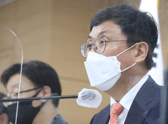 [서울=뉴시스] 김명원 기자 = 안도걸 기획재정부 제2차관이 31일 서울 종로구 정부서울청사 합동브리핑실에서 공공기관 경영평가제도 개선방안에 대한 브리핑을 하고 있다. 2021.08.31. kmx1105@newsis.com