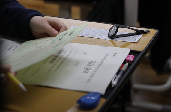 1일 오전 서울 영등포구 여의도여자고등학교에서 고3 수험생들이 9월 모의평가를 치르고 있다. 이번 모의평가는 전국 2138개 고등학교와 431개 지정학원에서 동시에 실시된다. 2021.9.1/뉴스1 © News1 민경석 기자