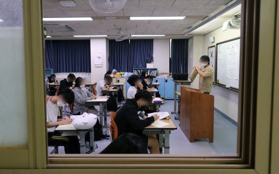 1일 오전 서울 마포구 상암고등학교에서 고3 수험생들이 9월 모의평가를 준비하고 있다. 이번 모의평가는 전국 2138개 고등학교와 431개 지정학원에서 동시에 실시된다. 2021.9.1/뉴스1 © News1 황기선 기자