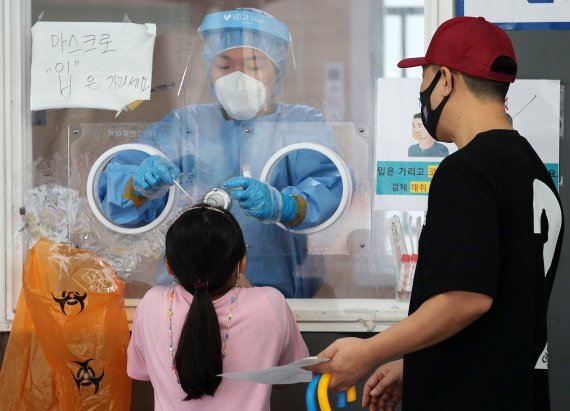 1일 오전 서울 중구 서울역광장에 마련된 신종 코로나바이러스 감염증(코로나19) 임시선별검사소에서 시민들이 검사를 받고 있다.© News1 김진환 기자