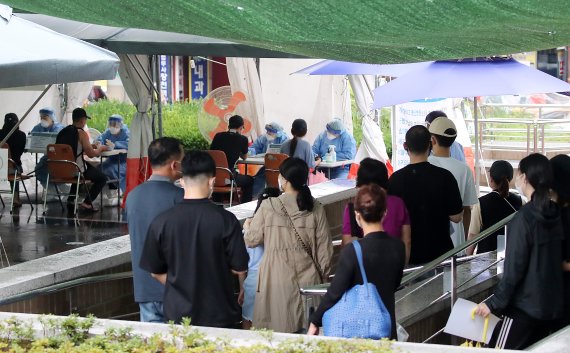 1일 오전 대구 달서구보건소에 마련된 선별진료소에서 시민들이 줄지어 코로나19 진단검사를 기다리고 있다.© News1 공정식 기자