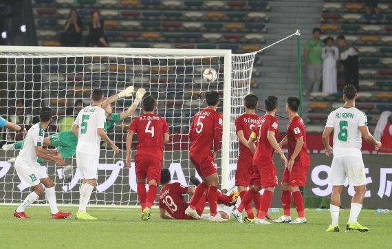 8일 오후(현지시간) 아랍에미리트 아부다비 자예드 스포츠 시티 스타디움에서 열린 2019 AFC 아시안컵 조별리그 D조 1차전 베트남과 이라크의 경기에서 알리 아드난이 프리킥 역전골을 성공시키고 있다. 2019.1.9/뉴스1 © News1 신웅수 기자