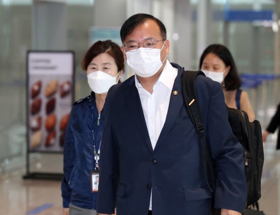 [인천공항=뉴시스] 고범준 기자 = 강도태 보건복지부 2차관이 지난달 13일 오전 인천국제공항 2터미널에서 미국 바이오 기업 모더나사(社)에 조속한 코로나19 백신 공급을 촉구하기 위해 미국으로 출국하고 있다. 2021.09.02. bjko@newsis.com