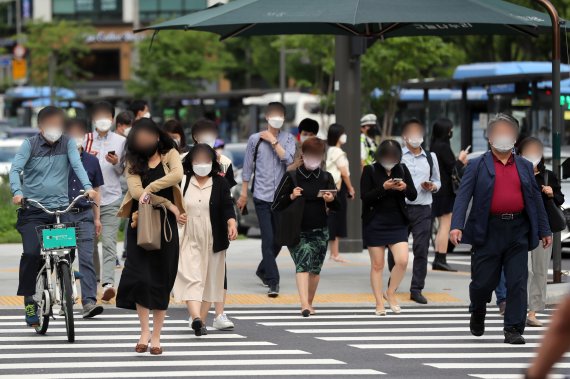 지난 2일 서울 세종대로 사거리에서 출근길 시민들이 발걸음을 재촉하고 있다. 뉴스1 제공.