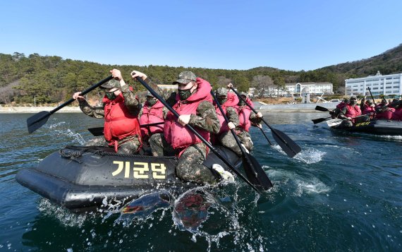 해군 부사관후보생 270기들이 25일 경남 진해군항에서 'IBS 훈련' 중 보트를 타고 목표지점을 향해 패달링을 하고 있다. (해군 교육사령부 제공) 사진=뉴스1