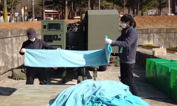 코로나19로 늘어난 세탁 지원을 위해 투입된 제2작전사령부 5군지사 군무원들이 16일 국가감염병 전담병원으로 지정된 국군대구병원 세탁 트레라에서 세탁을 하고 있다.(2작전사제공)2020.3.16/뉴스1 © News1 정우용 기자