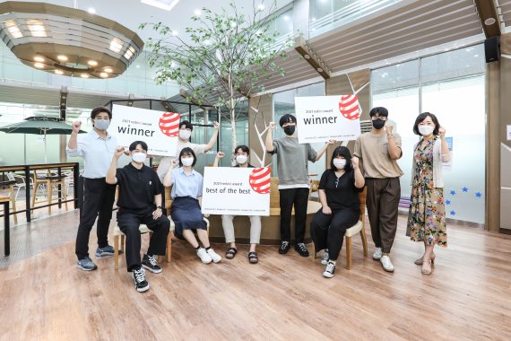 세계 3대 디자인 공모전 중 하나인 2021년 레드닷 어워드(Reddot Award)에서 3개의 본상을 수상한 동서대 학생들이 기념 촬영을 하고 있다. 사진=동서대학교 제공