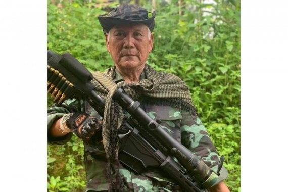 만 조니(80) 전 에야와디 수석장관이 미얀마 군부에 저항해 군복을 입고 소총을 들었다. 그는 미얀마 국민을 배신할 수 없다며 군사 정권에 끝까지 저항하겠다고 밝혔다. 미얀마나우