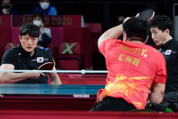 [도쿄(일본)=뉴시스] 사진공동취재단 = 2일 일본 도쿄 메트로폴리탄 체육관에서 2020 도쿄패럴림픽 탁구 남자 단체전(스포츠 등급4-5) 대한민국과 중국의 결승전이 열렸다. 김영건과 김정길이 복식조로 나서 대결하고 있다. 2021.09.02. photo@newsis.com
