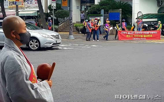 제주시 도평동 주민들이 2일 오전 제주시청 정문 앞에서 폐유리 처리시설 반대 시위를 벌이고 있다.