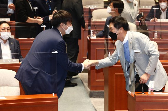 국민의힘 이준석 대표와 김기현 원내대표가 2일 오전 국회에서 열린 정기국회 대비 의원 워크숍에서 악수를 하고 있다. 사진=박범준 기자