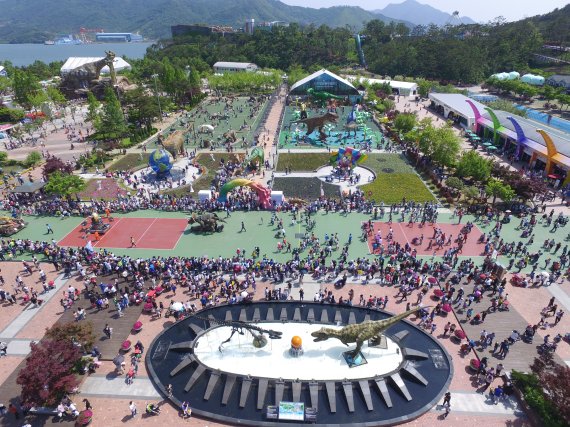 [고성(경남)=뉴시스] 신정철 기자= 경남 고성군에서 오는 10월 1일부터 개최되는 경남고성공룡세계엑스포가 29일 앞으로 다가온 가운데 예매입장권 판매가 20억8900만 원을 달성, 성공개최가 예감되고 있다. 사진은 지난 2016년 엑스포 주행사장 모습이다.(사진=고성엑스포조직위 제공).2021.09.02. photo@newsis.com